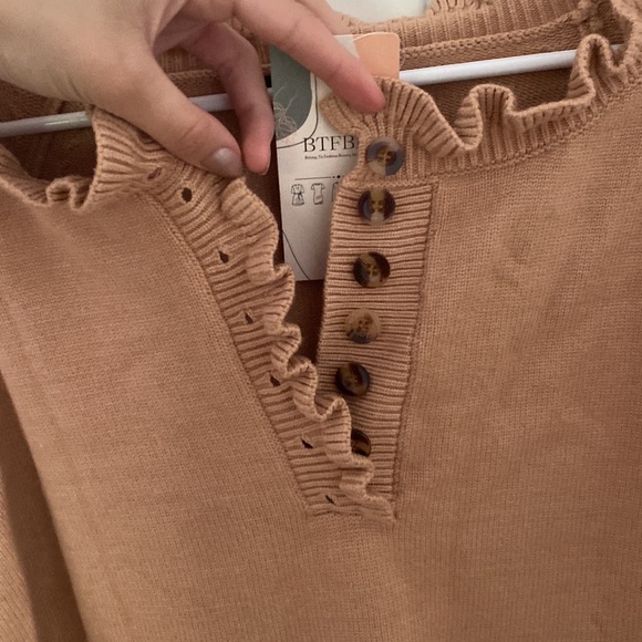 Frilly salmon colored sweater - Picture 2 of 2